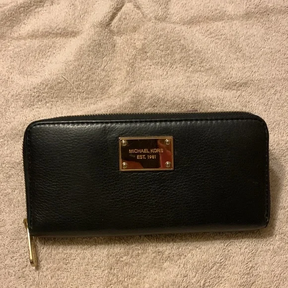 Michael Kors Continental zip around wallet - Picture 1 of 8
